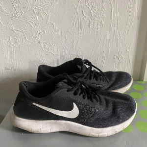 Nike skor  - Använda några gånger men som nya på sulan. Storlek 39