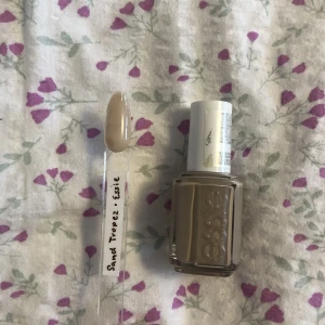 Essie nagellack - Säljer alla mina nagellack för jag började med gel. Flera färger finns på min profil. DMa vid frågor, endast seriösa köpare tack! Använd helst köp direkt knappen för att säkerställa att du får ditt paket!