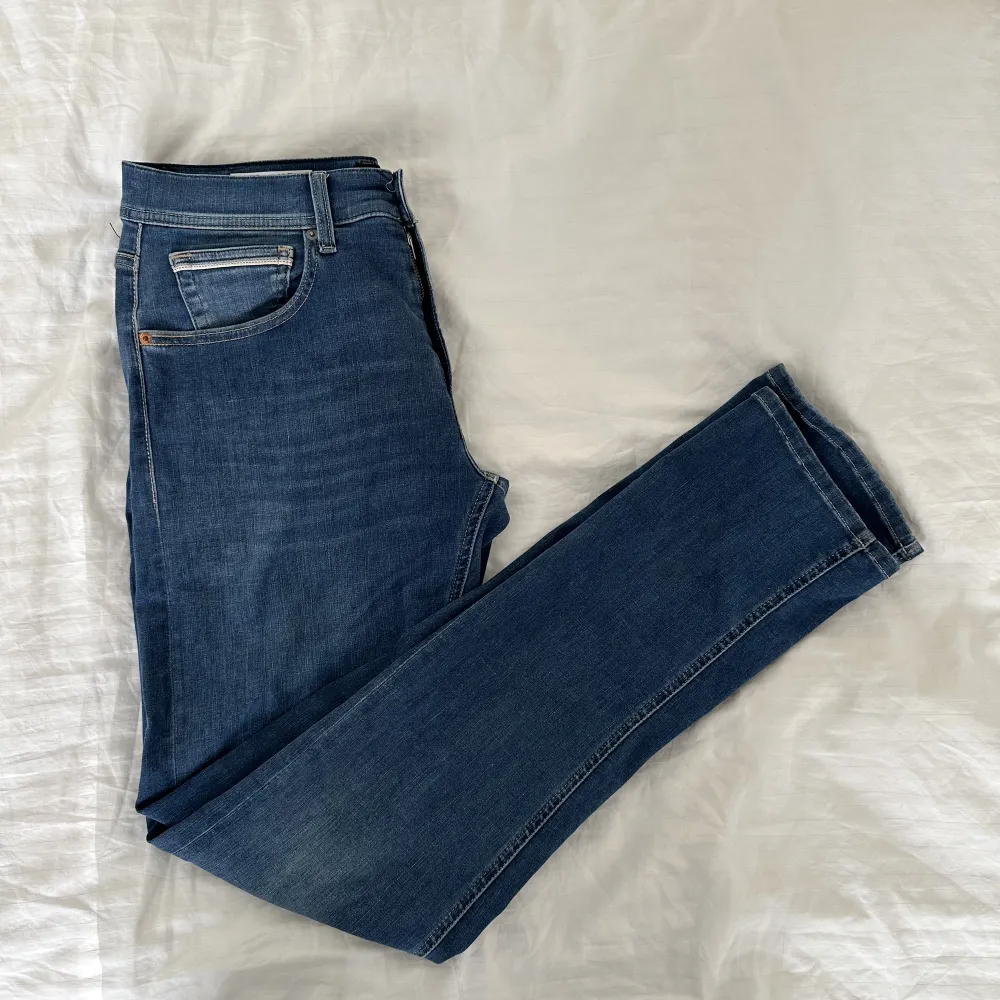 Säljer mina jeans från Replay då de inte längre kommer till användning. Modellen är Grover i storlek 32/34 och skicket är mycket bra. . Jeans & Byxor.