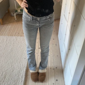 Zara jeans - Grå jeans från Zara. De är låg/midwaist och har slits vid foten😋De är använda ett fåtal gånger! Jag är 180 och de är en på snudd för korta för mig.