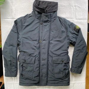 Stone Island winterparka - Varm vinterjacka med avtagbar krage från Stone island
