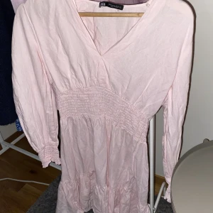 Zara klänning  - Nyskick💜 Jättefin från Zara. 