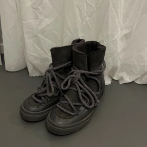 Inuikii - Jättefina mörkgråa inuikiis. De har en liten kilklack i vilket gör de väldigt unika och jättefina. Knappt använda så i fint skick! Nypris ca 3000! Storlek 40, men små i i storleken!