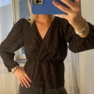 Blus - Festlig blus med ”knotter” mönster❤️
