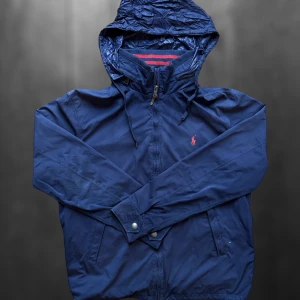 Ralph lauren jacka - Riktigt snygg jacka från Ralph lauren helt perfekt nu till hösten/vintern🍁 väldigt fint skick. Storlek M men skulle säga att den passar S och ksk XS.🤩  Skorv vid fler frågor, bilder eller funderingar 🤝   