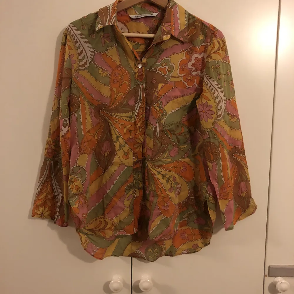 Retro printed skjorta/blus från Zara med slits vid ärmarna. Storlek S. Som ny!! Frakt står köparen för🌼. Skjortor.