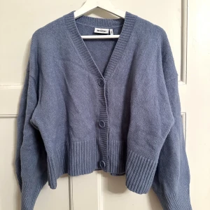 Blå kofta - Jättefin blå stickad kofta från weekday💙