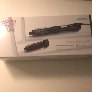 Värme borste/hår fön - Säljer min Babyliss hårfön/värme borste. Har bara använt en gång och har gjort rent borstarna till den. Trodde att det var en som björn axéns men det är det inte då det är en typ en hårfön men funkar som värme borste. Nypris 499kr❤️