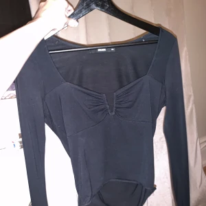 Uringd långärmad tröja - Den går väldigt djupt ner och långs armar