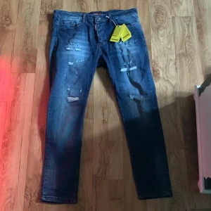 Dsquared2 jeans - Dsquared2 jeans aldrig använda endast testat 1 gång hör av er vid frågor å fler bilder!🙏👑