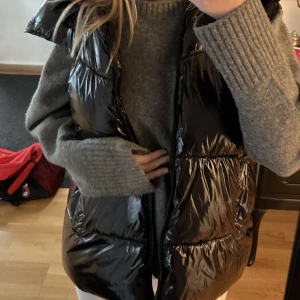 Svart jacka/väst - Super fin jacka till i vinter som går att ta av ärmarna på genom dragkedjor! Super praktiskt och snyggt. Skriv för fler bilder eller frågor! Knappt använd, köpt på zara för ett tag sen🥰