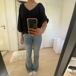 Jeans  -  är 172 cm lång!  🤍🩶