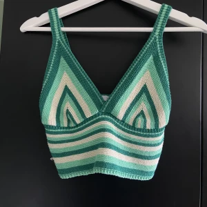 Söt Zara linne - Jättesöt Zara linne i storlek M i stickat material. I nyskick☘️ priset är förhandlingsbart. 