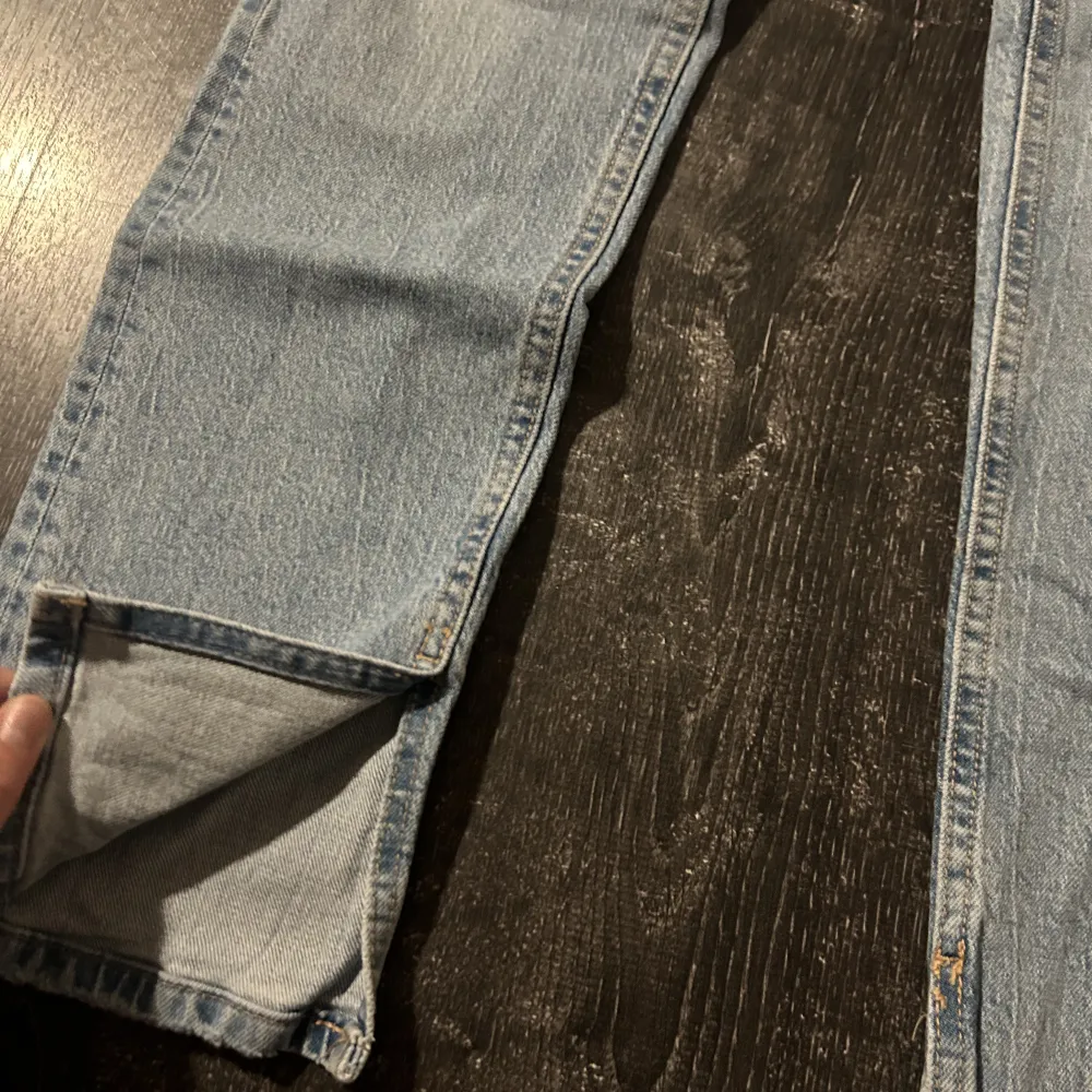 Säljer dessa jeans med slits  från zara i storlek 34, nyskick . Dom är förkorta för mig som är 1,74 så hade nog passat nån runt 1,70😊. Jeans & Byxor.