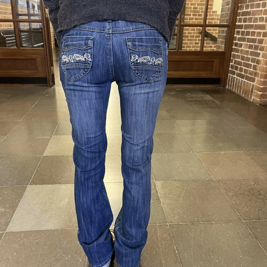 Lågmidjade jeans med broderings detaljer💕