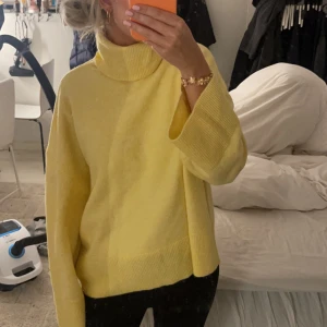 Gul polo tröja bikbok  - Säljer denna nya polo tröjan från bikbok; prislappen är kvar. Storlek s. Nypris 400