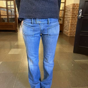 Lågmidjade diesel jeans 💕 - Midjemått 38 cm rakt över och innerbenslängd är 79cm💕 skriv för mer info !!💕