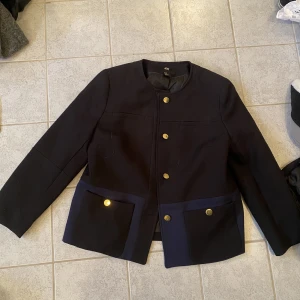 Jacka - Så fin kavaj/jacka med blå detaljer & guld knappar 250kr, från hm köpt second hand 🖤💙