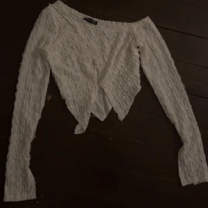 Vit tröja - Säljer denna populära topp som ej kommer till användning längre!💗