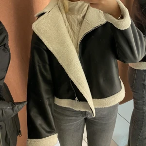 Jacka från Gina Tricot - använd men i bra skick! storlek S/M