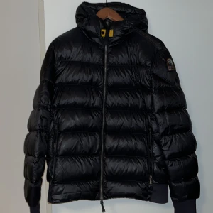 Parajumper jacka - Den är knappt använd har inga håll skicket är som nytt👌 storlek large men de är ganska liten i storleken