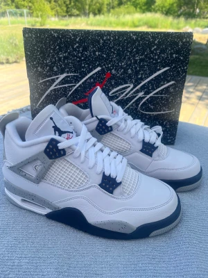 Jordan 4 Midnight navy  - Säljer ett par helt oandvända Jordan 4 pågrund av att de var för små för mig, storlek 42,5