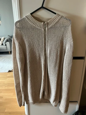 Glesstickad kofta  - Glesstickad kofta med dragkedja.