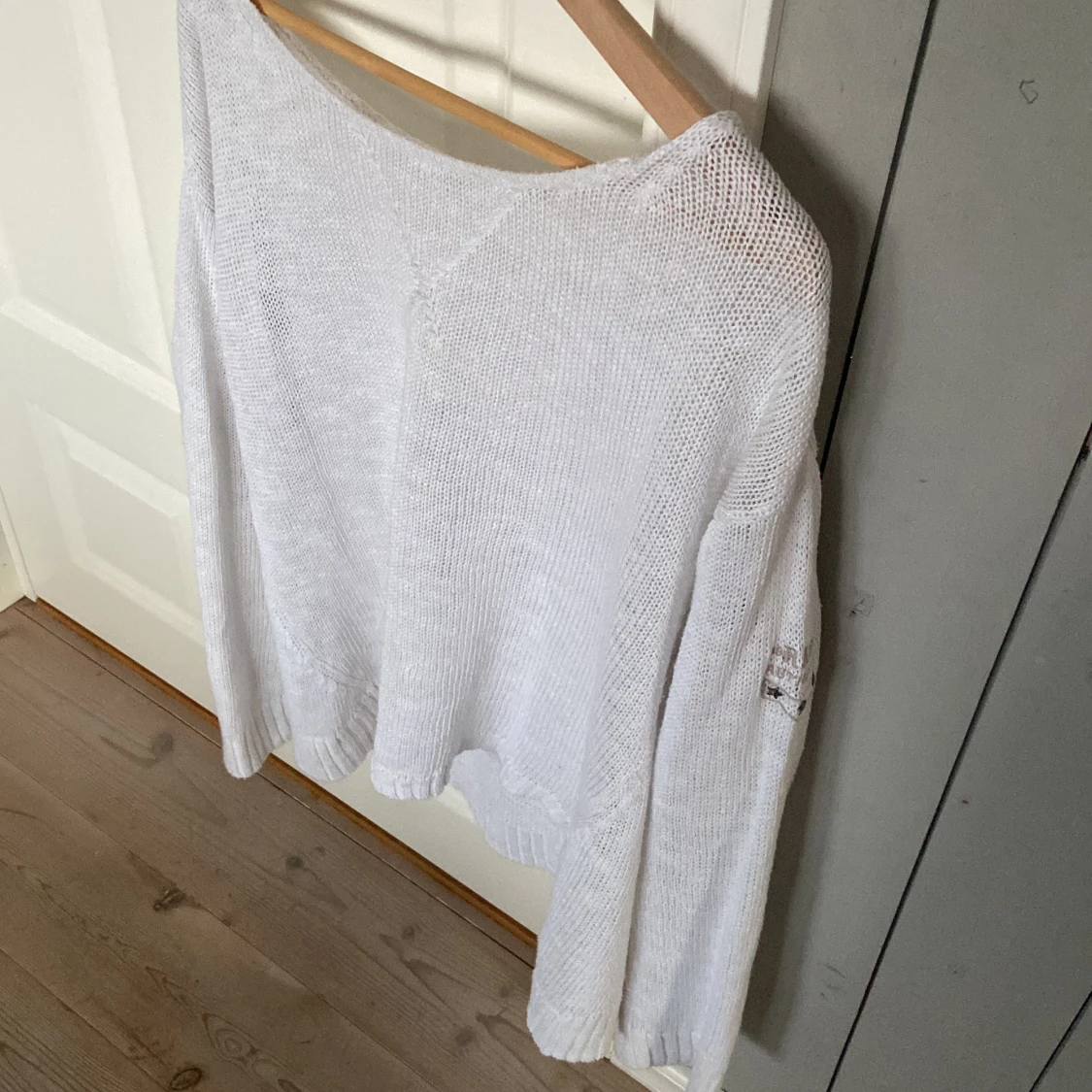 Vit stickad tröja.