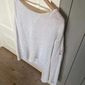 Vit stickad tröja. - Stickad tröja utan skador. Strl L men den är lite mindre i storleken. 