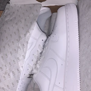 Air Force 1 - Helt nya Air force 1s vita. PRIS KAN DISKUTERAS! Köpte dom nyss men märkte snabbt att 45 var för stort för mig. Dom är helt oanvända och bara testade inomhus! Det kommer med en låda till skorna men den är skadad. 