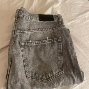 GRÅA JEANS FRÅN GINA TRICOT - ett par super fina gråa jeans från Gina. dom är straight i modellen. aldrig använda tyvärr, så i mycket fint skick!