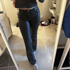 Lackbyxor - Börjar bli för små  Ny pris 599kr 