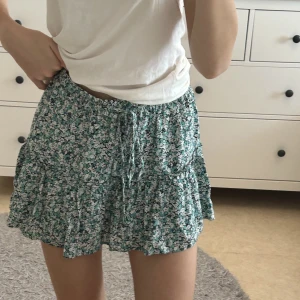 Kjol i blommigt mönster 🌷 - Köpt för två år sedan man säljer pga har blivit för liten för mig. OBS! Kjolen inefattar innerbyxor som är insydda 💗