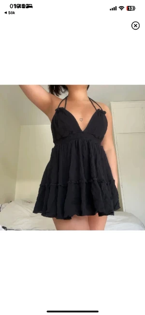 Svart klänning  - Svart klänning! Går att justera längden vid  kupan! 