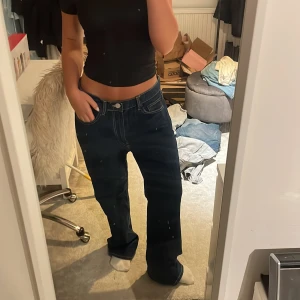 Baggy jeans - Baggy lågmidjade jeans från zara som har endast använts en gång. Slutsålda på hemsidan. Jag är 165 och de är en bra längd på mig! De är i storlek 42 men känns mer som 38/M. Köparen står för frakten! Använd köp nu 