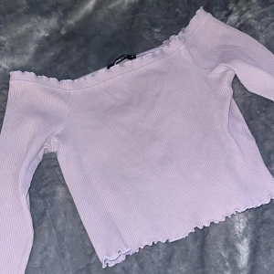 Lila topp ifrån Ginatricot - Knappt använd jätte fin färg