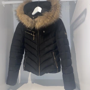 Hollies Jacka  - Fin vinterjacka från Hollies med äkta päls på huvan.