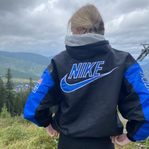 Vintage Nike jacka  - Skitsnygg vintage nike jacka som är dubbelsidig, perfekt för höst och vinter ❄️ den är andvänd men i bra skick! Köpt för: 900kr! Är storlek xxl, men passar fint på storlekar neråt