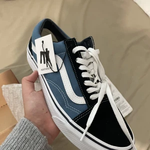 Vans old school 39 - Jag säljer min helt nya vans har aldrig använt dom. Bara inne i mitt hus då jag märkte att dom var för stora. dom finns att hämta i Uppsala eller så kan jag frakta👍 