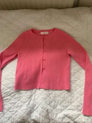 Rosa tröja - Säljer min jättegin arosa topp från mango. Nyskick 💕