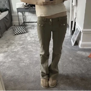 Cargo byxor - Säljer mina populära cargo byxor från hm! Helt nya med lappen på! Storlek 38 men liten i storleken❤️