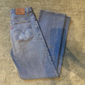 Levi’s Jeans - Blå Levi’s ”ribcage straight” jeans i fint skick! Två små fläckar på ena benet men inget man märker. Storlek W26 L29💞