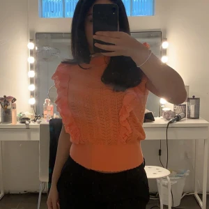 Topp med volanger  - Topp från Lindex med volanger i storlek S i en jättefin corallfärg💕 säljer för 100kr + frakt 