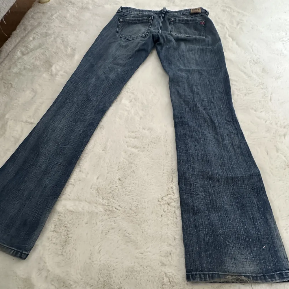 Jeans från märket Big Star 💙 Utsvänga i benen, hårt jeansmatrial men ändå strechiga, låg midja  De är extremt långa, passar 180+   Mycket bra skick!  Midja 29 Ben 36 . Jeans & Byxor.