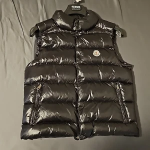 Moncler väst  - Bara testad moncler väst, perfekt skick, Storlek S/M. Pris kan diskuteras vid snabb affär