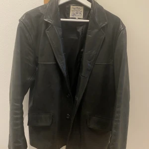Vintage skinnjacka  - Oanvänd i läder, funkar också som oversize.