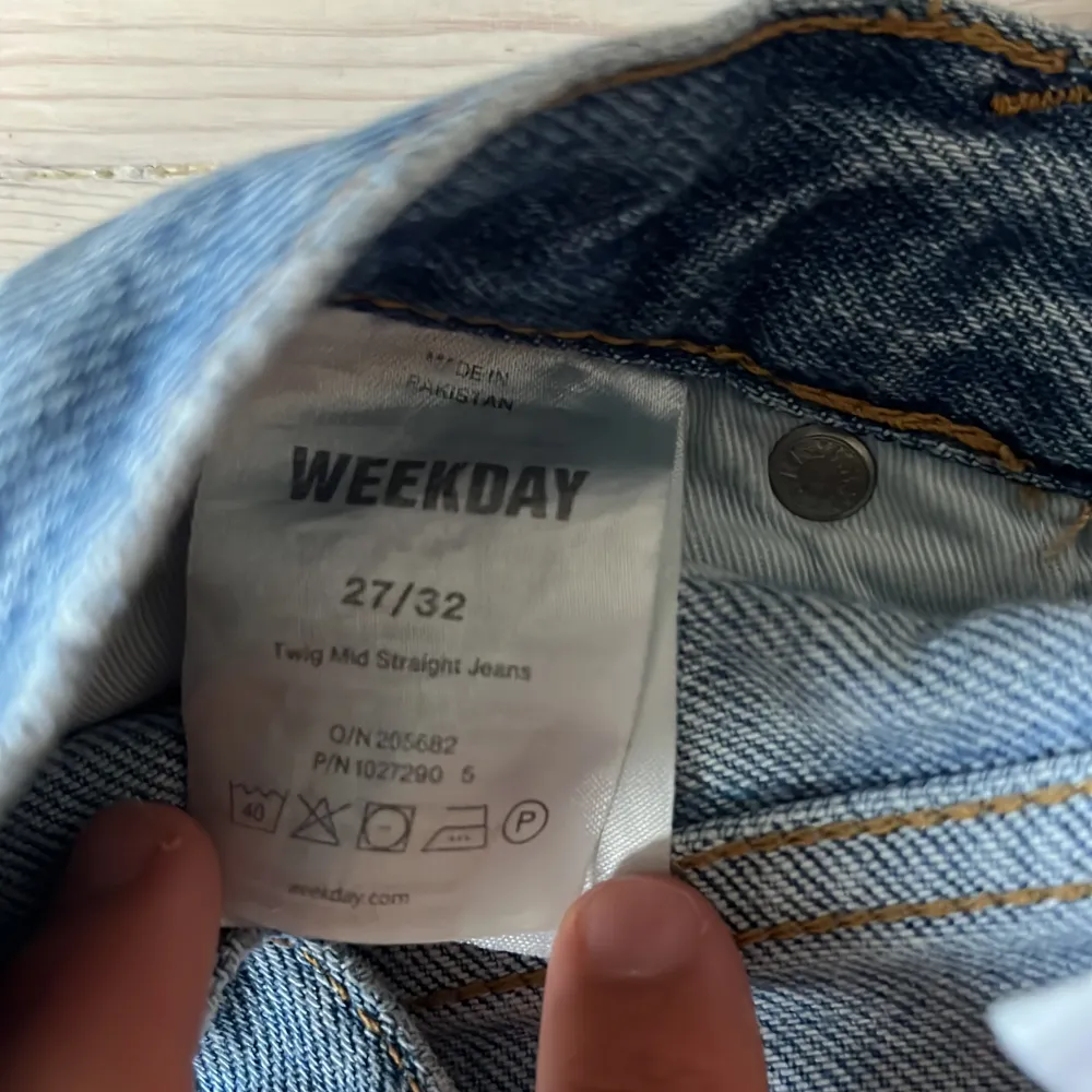 Säljer nu dessa fina lågmidjade jeans från Weekday då de tyvärr har blivit för små för mig nu💛skulle passa S men även en mindre M😵🥰. Jeans & Byxor.