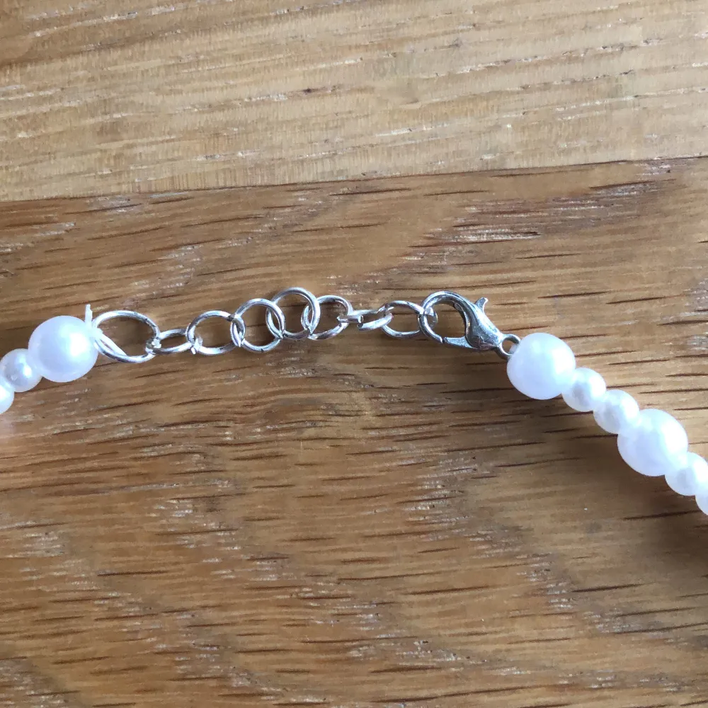Ett jättefint halsband med vita pärlor🫶aldrig använd, gjort den själv✨. Accessoarer.