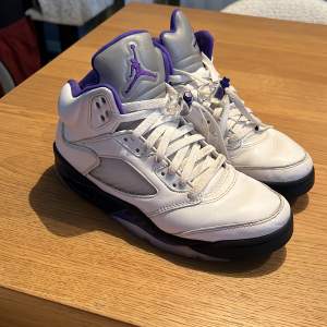 Säljer mina Jordan 5 dark concord, dom är sparsamt använda och i mycket fint skick. Sköna att gå i, men blev tyvärr för små för mig alldeles för snabbt.   Nypris: 2500 kr