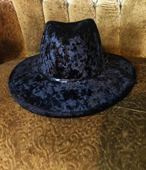 Hatt sammet Nly velvet killstar - Säljer en supersnygg sammetshatt från Nelly. Påminner mycket om Killstar. Ett måste nu till hösten 🍁🖤